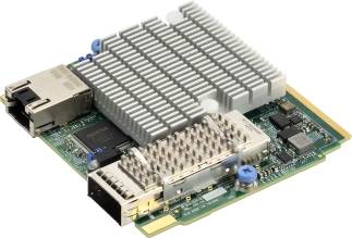 Nahaufnahme einer elektronischen Leiterplatte mit einem großen silbernen Kühlkörper, Ethernet-Anschluss, Steckverbindern und Chips, was auf ein kompaktes Netzwerk- oder Rechenmodul hindeutet.