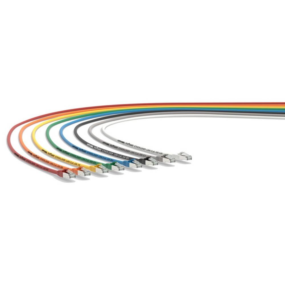 Sieben mehrfarbige Ethernet-Kabel von links nach rechts aufgereiht: rot, gelb, grün, blau, schwarz, orange und grau, mit sichtbaren Steckern.