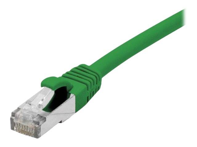 Grünes Ethernet-Netzwerkkabel mit RJ45-Stecker auf weißem Hintergrund.