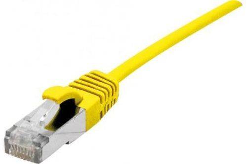 Gelbes Ethernet-Kabel mit RJ45-Stecker auf weißem Hintergrund