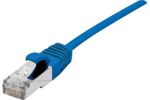 Blaues Ethernet-Netzwerkkabel mit RJ45-Stecker auf weißem Hintergrund.