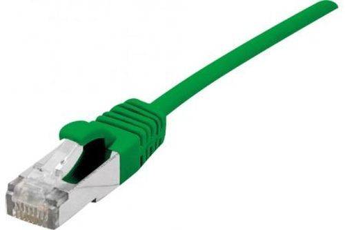 Grünes Ethernetkabel mit RJ45-Steckverbinder auf weißem Hintergrund