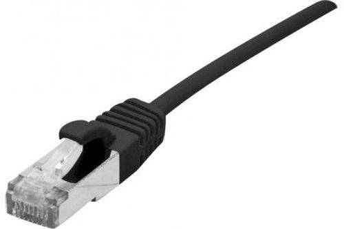 Ethernet-Kabel mit RJ45-Stecker auf weißem Hintergrund.