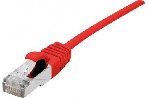 Rotes Ethernet-Netzwerkkabel mit RJ45-Stecker auf weißem Hintergrund.