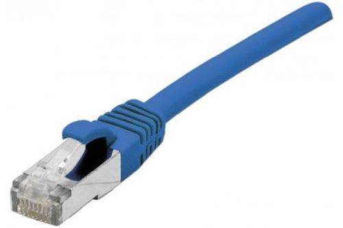 Blaues Ethernet-Netzwerkkabel mit RJ45-Stecker