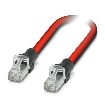 Rotes Ethernet-Kabel mit transparenten Steckern an beiden Enden, geeignet für Netzwerkverbindungen.