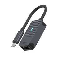 Ein kompakter USB-C-Adapter-Dongle mit kurzem angebrachtem Kabel, geripptem dunkelgrauem Gehäuse und blauer Anzeigelampe.