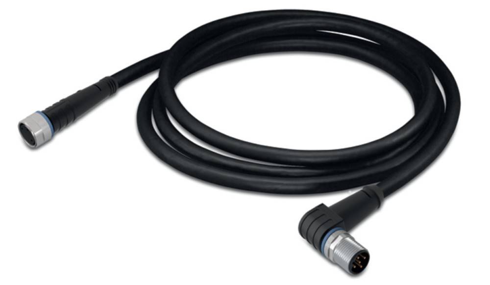 Ein gewickeltes schwarzes Kabel mit einem Metallstecker an einem Ende, geeignet für industrielle oder elektronische Geräte, vor einem weißen Hintergrund abgebildet.