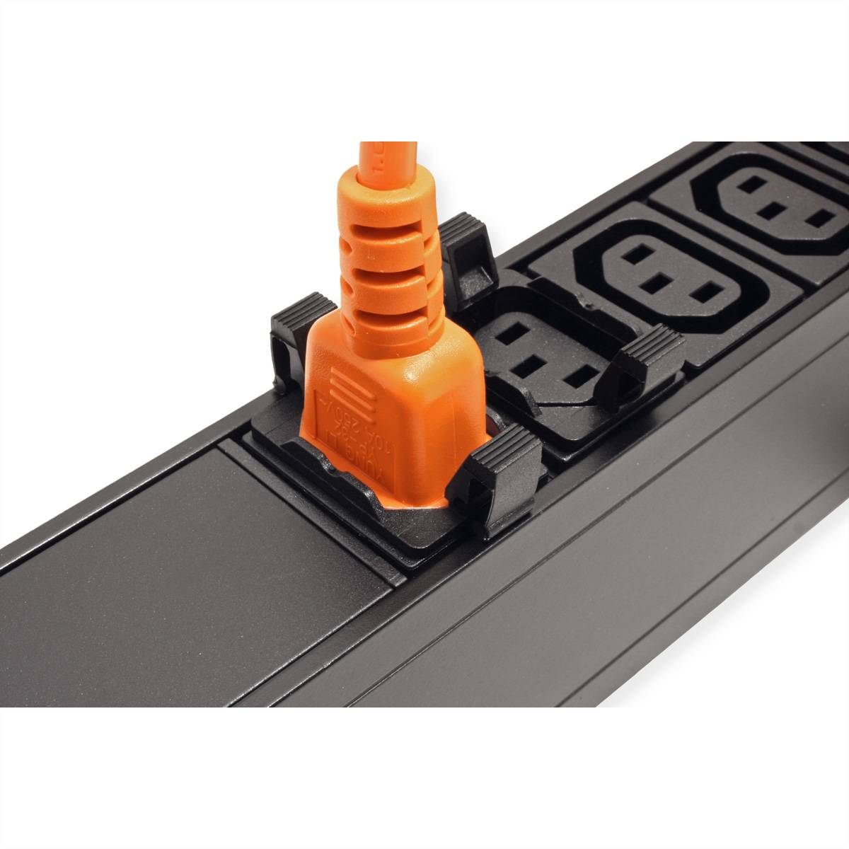 Steckerleiste mit mehreren Steckdosen, von denen eine von einem orangefarbenen Stecker besetzt ist, was die elektrische Verbindung und die Betriebsbereitschaft der Ausrüstung anzeigt.