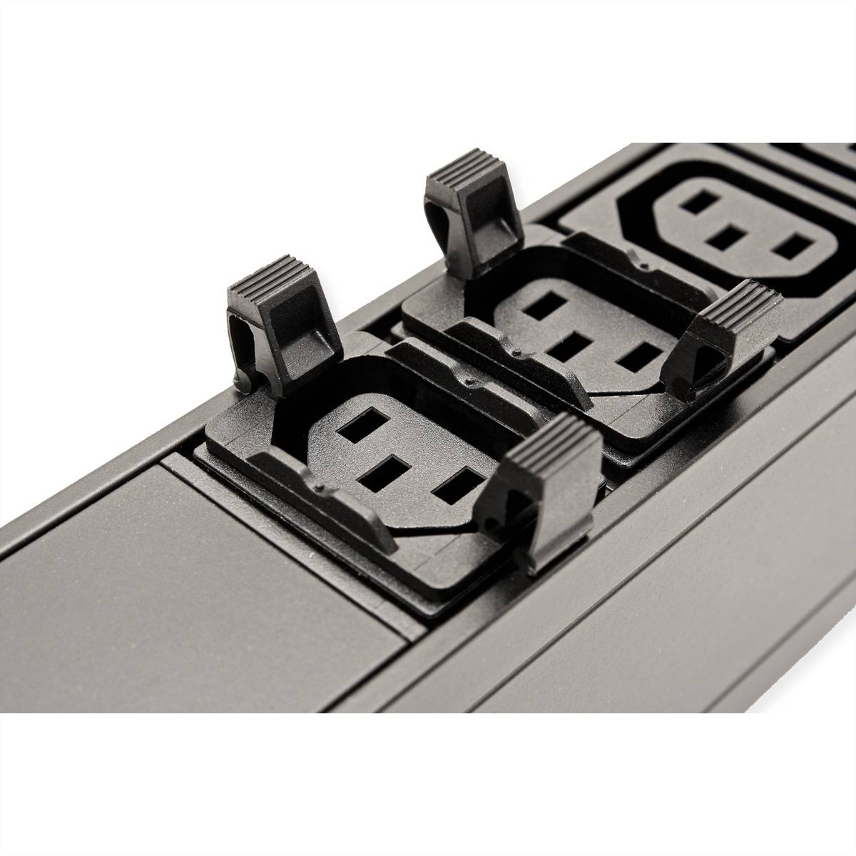 Eine Nahaufnahme einer schwarzen Steckdosenleiste mit mehreren dreipoligen Steckdosen, bei der schützende Schiebeverdeckel teilweise über jeder Steckdose offen sind.