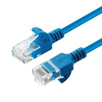 Blaues Ethernet-Kabel mit RJ45-Steckern an beiden Enden, gezeigt auf weißem Hintergrund.