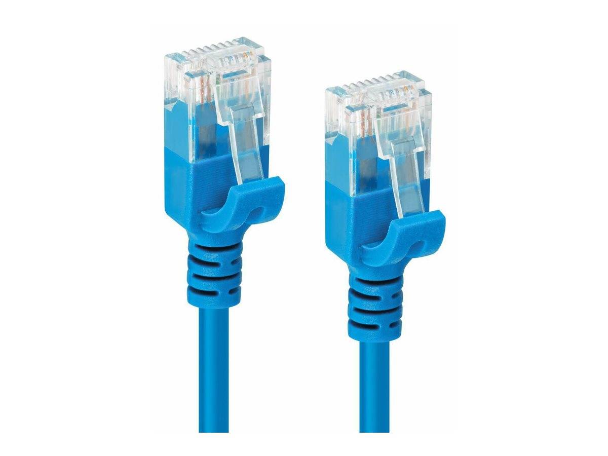 Zwei blaue Ethernet-Kabel mit RJ45-Steckern nebeneinander auf weißem Hintergrund gezeigt.