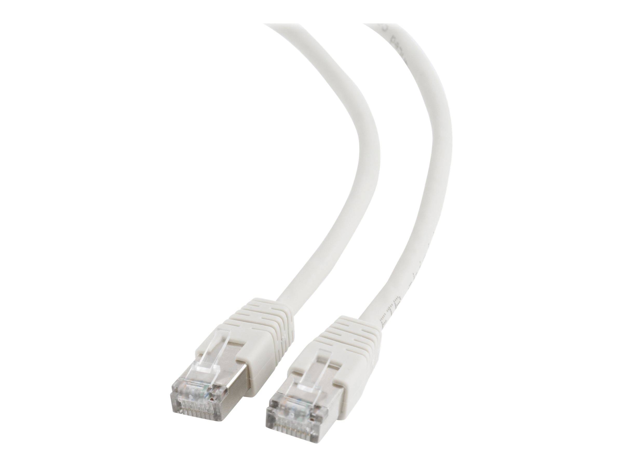 Ein weißes Ethernet-Kabel mit zwei RJ-45-Steckern an jedem Ende, verwendet für Netzwerkverbindungen.