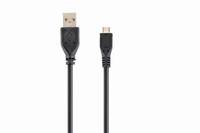 Nahaufnahme eines USB-A-Kabels und eines Micro-USB-Kabels nebeneinander auf weißem Hintergrund dargestellt.