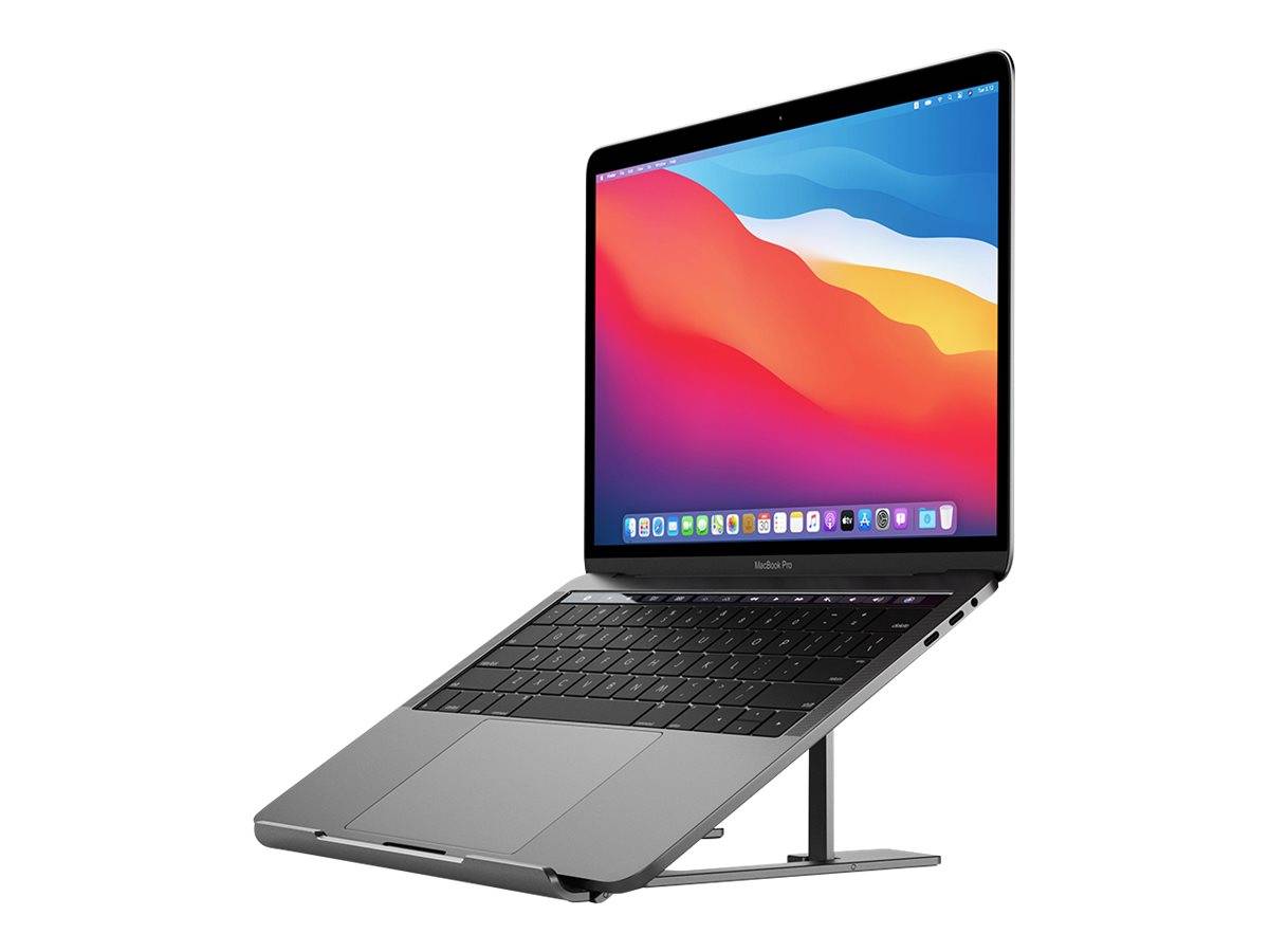 Offener Laptop auf einem Ständer gestützt, mit farbenfrohem macOS-Desktopbildschirm vor weißem Hintergrund.