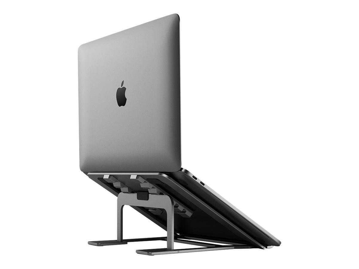 Ein geschlossenes Apple MacBook Pro auf einem metallenen Laptop-Ständer vor weißem Hintergrund, in Seitenansicht dargestellt.