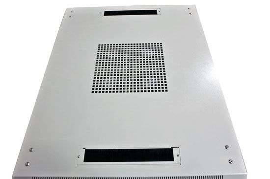 Unteransicht eines Metall-Computergehäuses mit Belüftungsgittern und Schraubenlöchern auf einfachem Hintergrund.