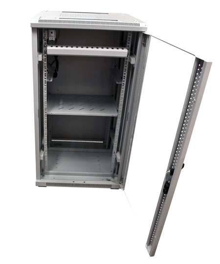 Leerer Metallserver-Rack-Schrank mit offener Vordertür, zeigt verstellbare Regale im Inneren.