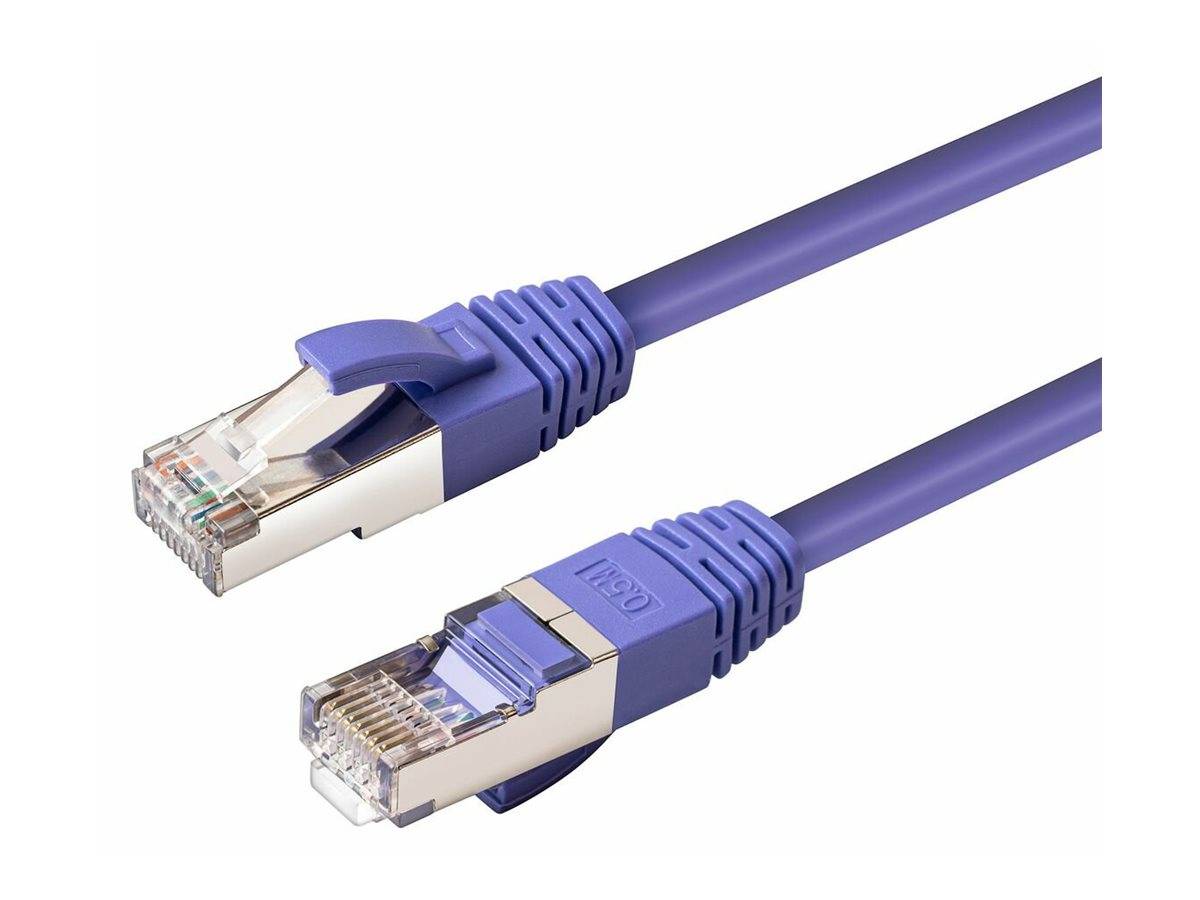 Zwei violette Ethernet-Netzwerkkabel mit RJ45-Steckverbindern auf weißem Hintergrund dargestellt.