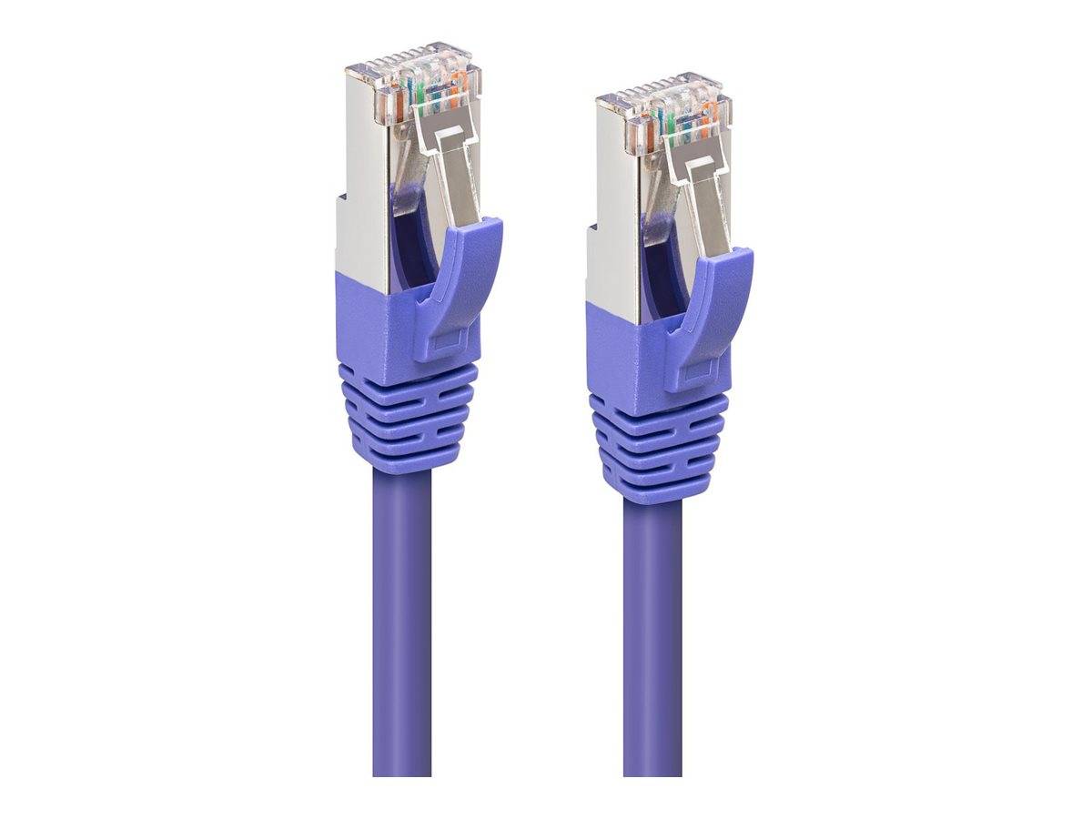 Zwei violette Ethernet-Netzwerkkabel mit RJ45-Steckern nebeneinander auf weißem Hintergrund dargestellt.