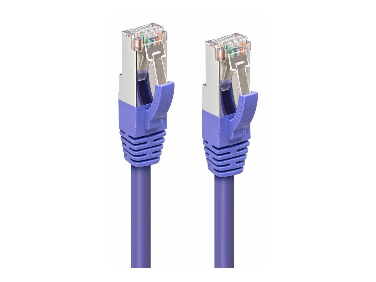 Zwei lila Ethernet-Netzwerkkabel mit RJ45-Steckern auf weißem Hintergrund.
