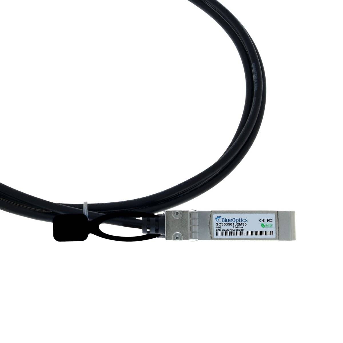 Schwarzes Kabel mit einem BlueOptics Glasfaser-Transceiver-Modul am Ende, dargestellt auf weißem Hintergrund.