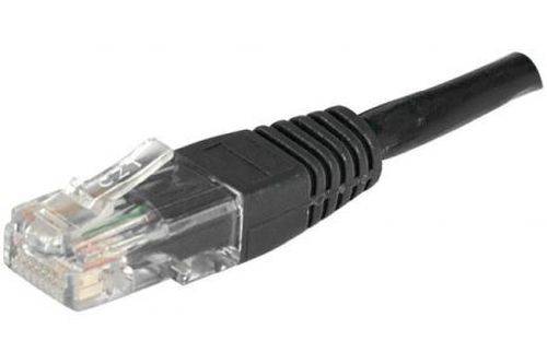 Ethernet-Netzwerkkabel mit klarem RJ45-Stecker auf einem schwarzen Kabel.