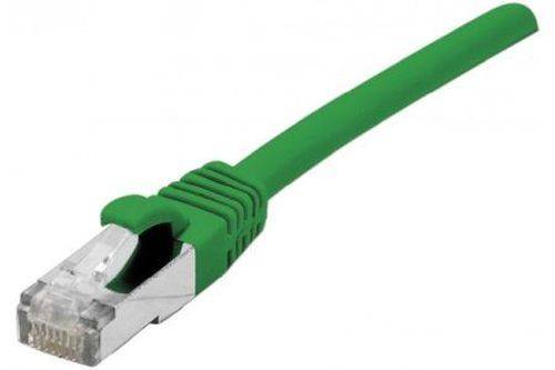 Grünes Ethernet-Kabel mit RJ45-Stecker auf weißem Hintergrund.