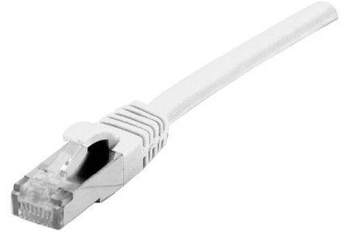 Weißes Ethernet-Kabel mit einem RJ45-Netzwerkstecker am Ende.