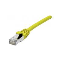 Ein gelbes Ethernet-Kabel mit einem RJ45-Stecker wird gezeigt, das für Netzwerk- und Internetverbindungen verwendet wird.