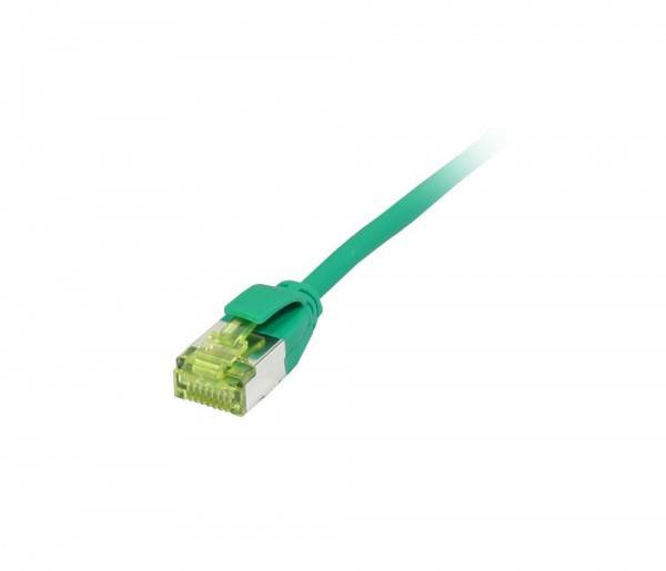 Grünes Ethernet-Kabel mit RJ45-Stecker auf weißem Hintergrund.