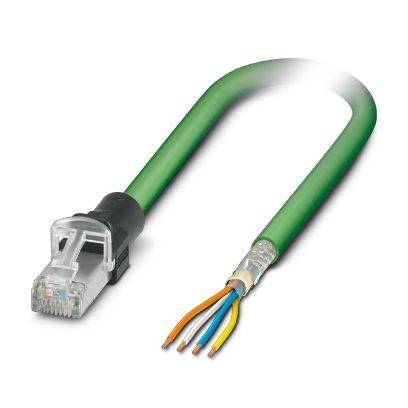 Ein grünes Ethernet-Kabel mit transparentem Stecker und freigelegten farbigen Leitungen am anderen Ende, was eine unvollständige Kabelkonfiguration veranschaulicht.