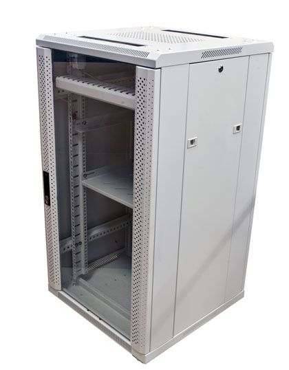 Grauer Metall-Serverschrank mit offener Vordertür, zeigt Regale und Montageschienen im Inneren.