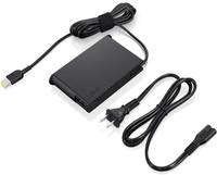 Schwarzer Laptop-Stromadapter mit angeschlossenem USB-C-Kabel und Stromkabel auf weißem Hintergrund
