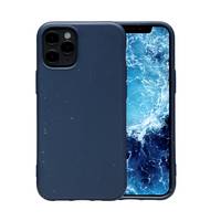 Blaues Smartphone von vorne und hinten gezeigt, mit aktivem Frontdisplay und einer dunklen Schutzhülle, die die Rückseite abdeckt.