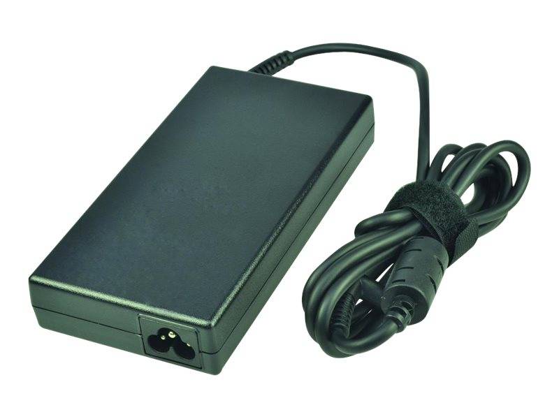 Schwarzer Laptop-Stromadapter mit angeschlossenem Stromkabel, neben dem rechteckigen Ladegerät aufgerollt abgebildet.