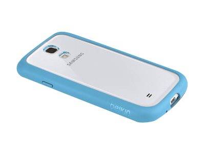 Blaue Belkin-Schutzhülle für Telefon auf der Rückseite eines Samsung-Smartphones gezeigt, mit sichtbaren Kamera- und Anschlussöffnungen.