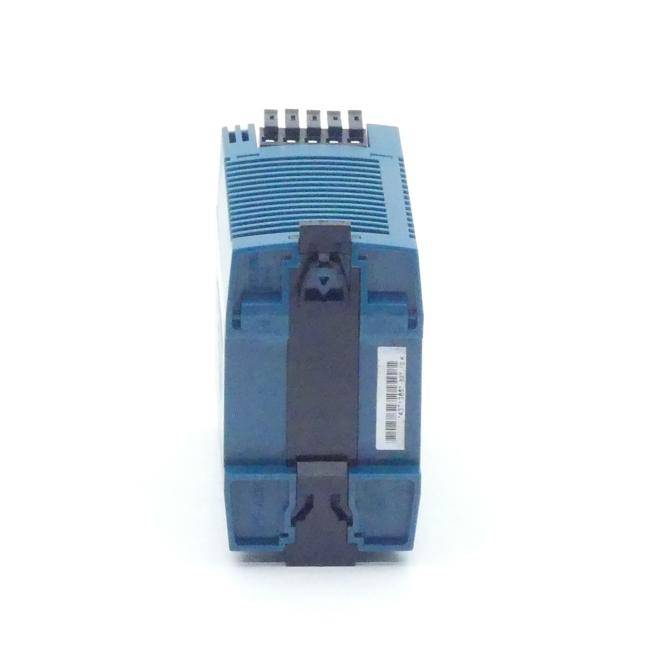 Blaues Industrieelektronikmodul mit belüftetem Deckel, Steckerkontakten und einem zentralen schwarzen Befestigungsstreifen auf weißem Hintergrund.