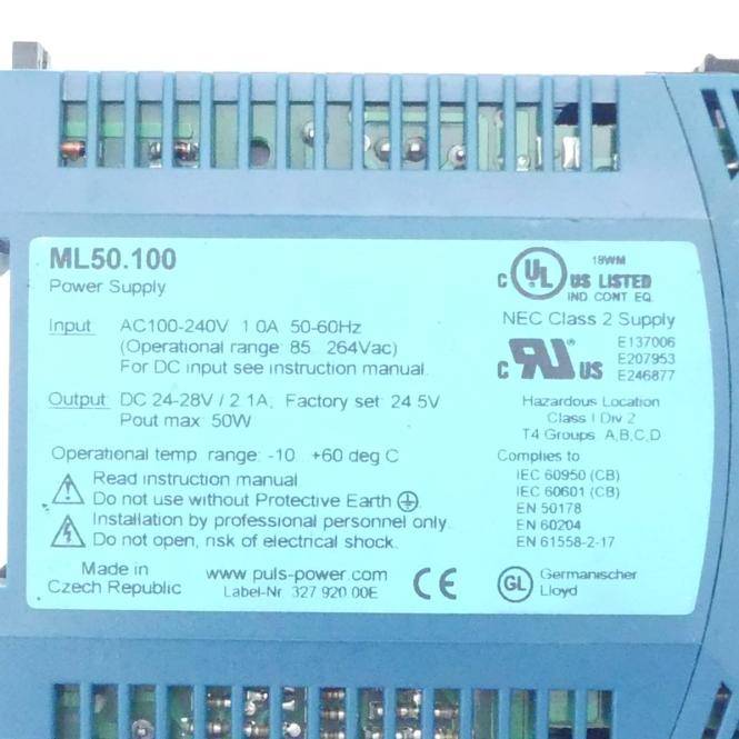 Nahaufnahme eines Netzteiletiketetts für eine ML50.100-Einheit, das AC/DC-Ein- und DC-Ausgangsspezifikationen, Betriebstemperaturen, Sicherheitswarnungen und Zertifizierungszeichen zeigt.
