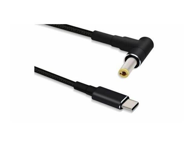 Schwarzes Ladekabel mit abgewinkeltem USB-C-Stecker und zylindrischem Stromstecker