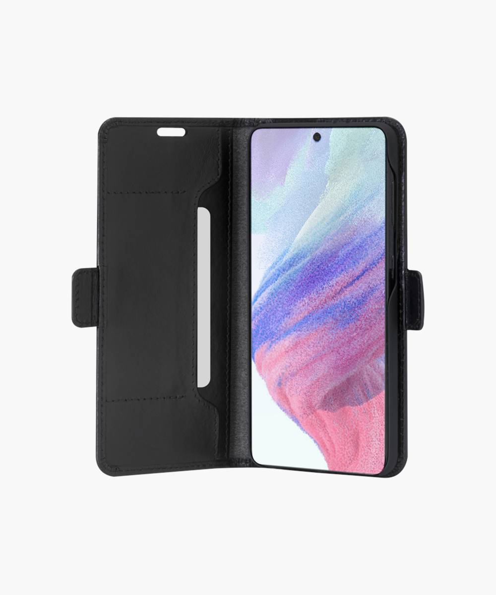 Schwarze Folio-Handyhülle offen, zeigt ein Smartphone auf der rechten Seite und einen Kartensteckplatz auf der linken Seite.