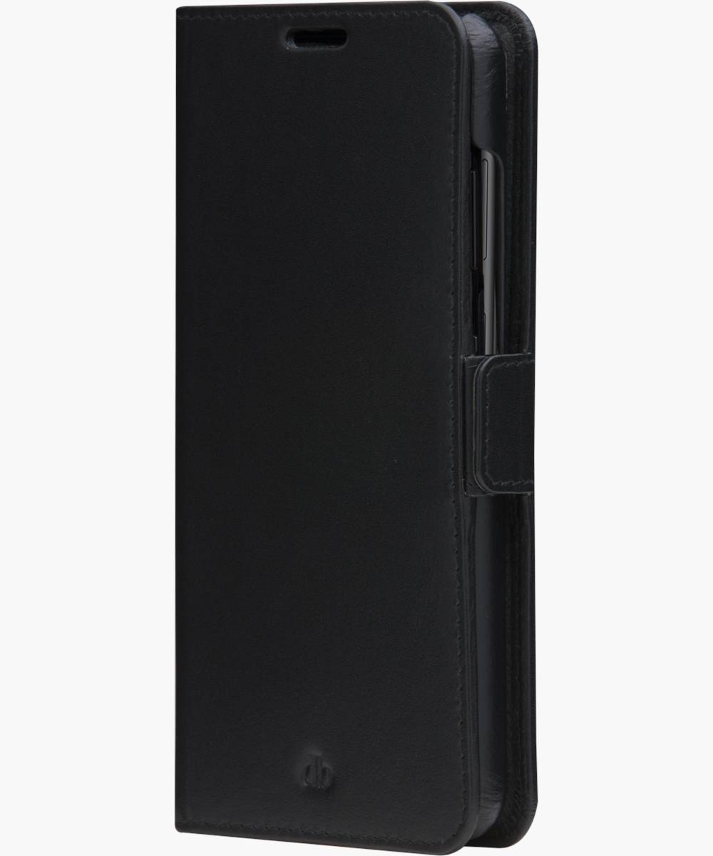 Schwarze Smartphone-Folio-Hülle mit Frontabdeckung und seitlichem Ausschnitt, geschlossen auf weißem Hintergrund dargestellt.