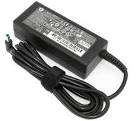 Schwarzer Laptop-Netzteil mit angeschlossenem Spiralladekabel und Stecker auf weißem Hintergrund.