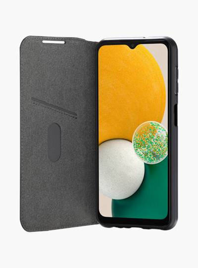 Schwarzes Smartphone in einem grauen Folio-Etui, aufgeklappt, um den Bildschirm mit buntem abstraktem Hintergrund zu zeigen.