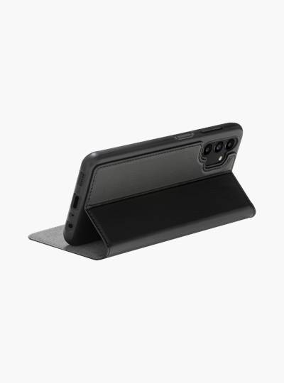 Schwarze Smartphone-Hülle mit ausklappbarem Ständer, geöffnet dargestellt, um das Telefon in horizontaler Position zu stützen.