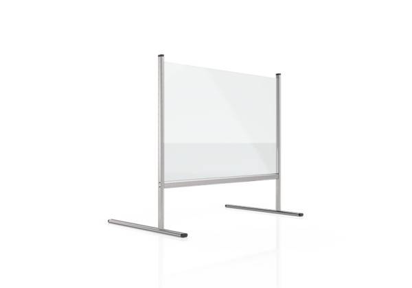 Freistehender transparenter Raumteiler mit Metallrahmen und T-förmigen Beinen, entwickelt zur Raumtrennung in Büros oder öffentlichen Bereichen.