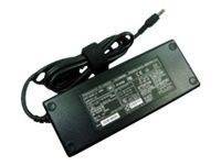 Schwarzer Laptop-Stromadapter mit angebrachtem Kabel und Stecker auf weißem Hintergrund.