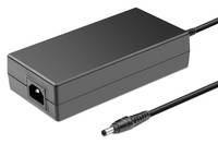 Ein schwarzer rechteckiger Stromadapter mit einem Kabel, das in einem zylindrischen Stecker endet, wird gezeigt.