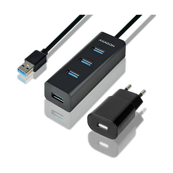 Schwarzer USB-Hub mit vier Anschlüssen, abgebildet mit angeschlossenem USB-Kabel und separatem Netzstecker-Stromadapter.