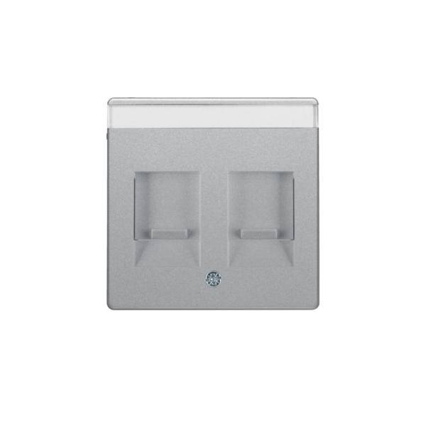 Eine graue Wandsteckdose mit zwei rechteckigen Schlitzen, einer kleinen runden Schraube in der unteren Mitte und einer durchscheinenden oberen Kante.